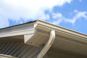Seamless gutter on edge of roof